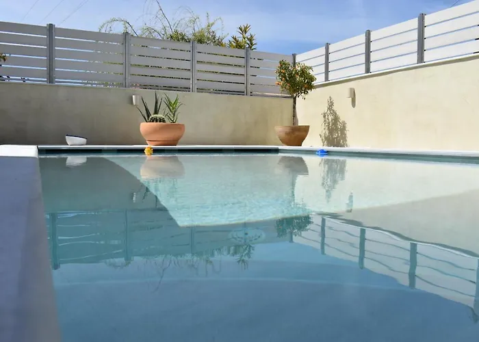Сasa de vacaciones Daffodil Mini With Private Infinity Pool *